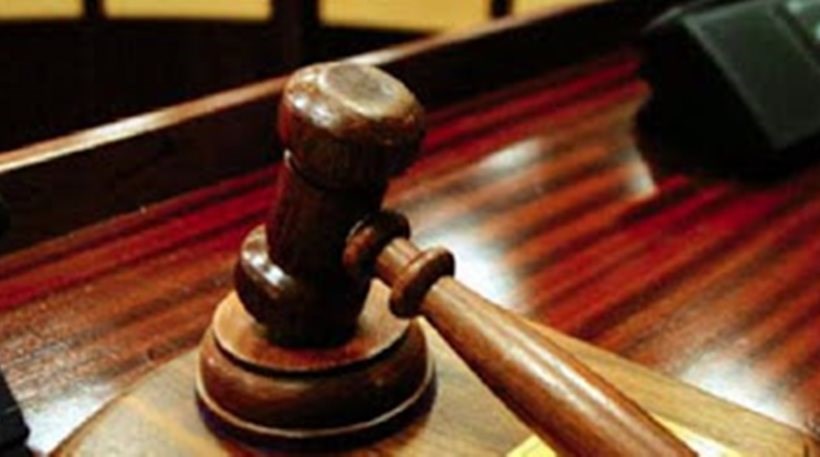 Άρπαξε τα έγγραφα από την έδρα του δικαστή για να μην φυλακιστεί ο γιος της