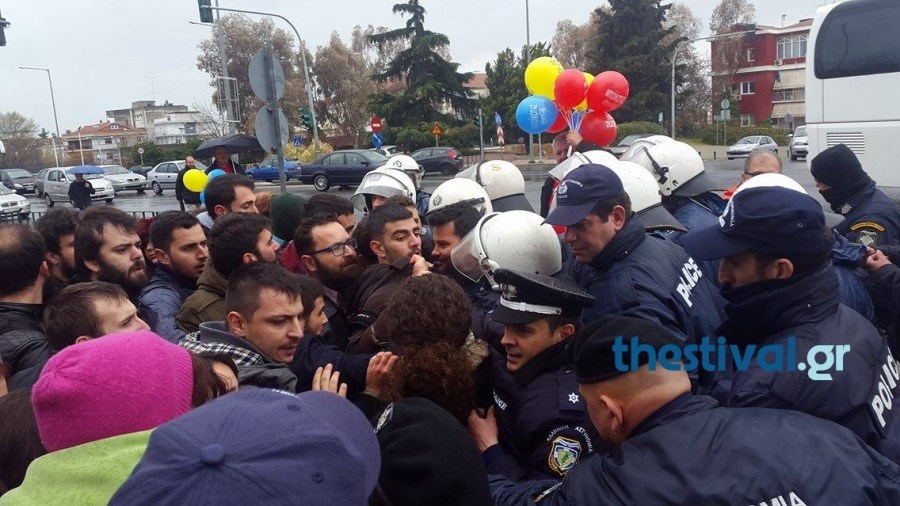 Ένταση και ξύλο λίγο πριν από την άφιξη Τσίπρα στο στρατόπεδο Παύλου Μελά – ΒΙΝΤΕΟ – ΦΩΤΟ