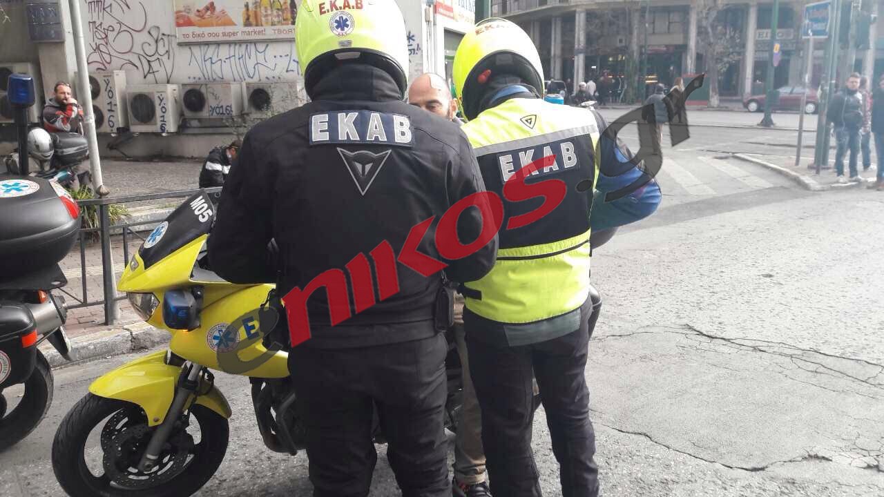 Εικονολήπτης τραυματίστηκε στα επεισόδια έξω από το υπουργείο Αγροτικής Ανάπτυξης – ΤΩΡΑ – ΦΩΤΟ