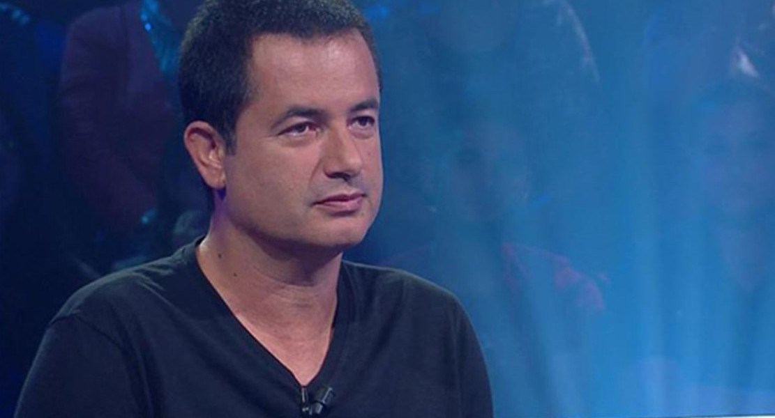 Οι πόζες του Τούρκου καναλάρχη με τους παίκτες και τον παρουσιαστή του Survivor – ΦΩΤΟ