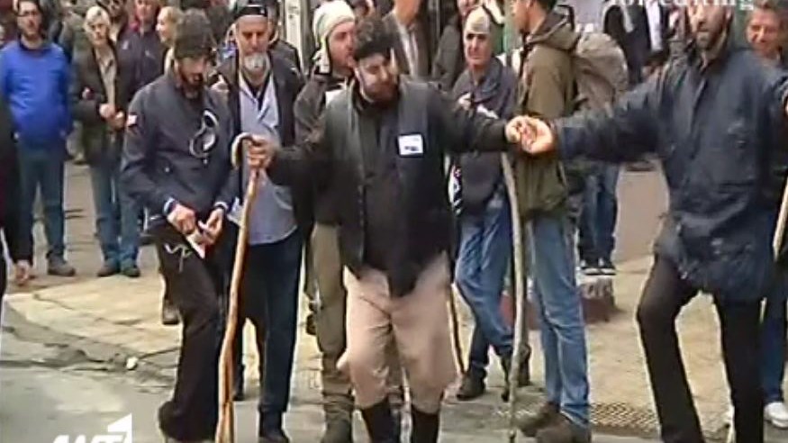 Το πεντοζάλι και οι μαντινάδες των αγροτών στο κέντρο της Αθήνας – ΒΙΝΤΕΟ