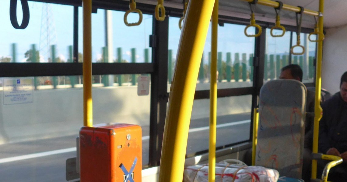 Τρόμος για οδηγό λεωφορείου – Τον απείλησαν με μαχαίρι και κατέστρεψαν ακυρωτικά μηχανήματα