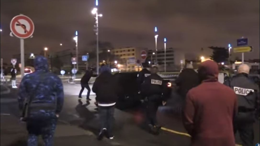 Σοκ – Ποδοσφαιριστής της Παρί χτύπησε οπαδό με το αυτοκίνητό του – ΒΙΝΤΕΟ