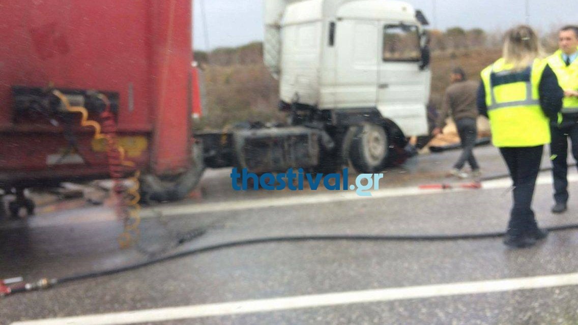 Δίπλωσε νταλίκα στη Θεσσαλονίκη – Διαρροή καυσίμων στον δρόμο – ΦΩΤΟ