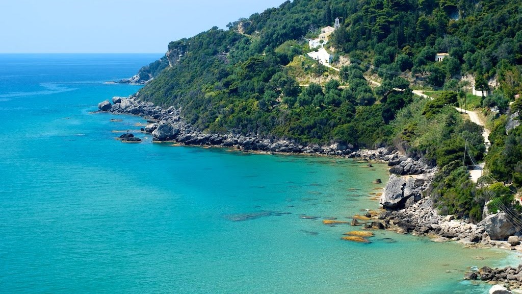 2 ελληνικά νησιά στη λίστα με τις πιο χαλαρωτικές παραλίες