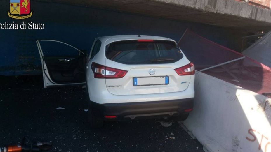 Γέφυρα καταπλάκωσε διερχόμενα αυτοκίνητα – Συγκλονιστικές εικόνες