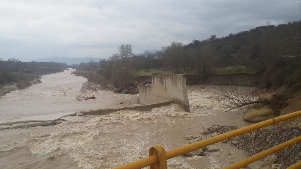 Προβλήματα στα Τρίκαλα από την κακοκαιρία – Έσπασαν τα αναχώματα του Πηνειού – ΒΙΝΤΕΟ