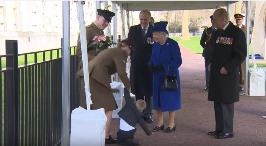 Ο πιτσιρικάς που…αψήφησε την βασίλισσα Ελισάβετ – ΒΙΝΤΕΟ