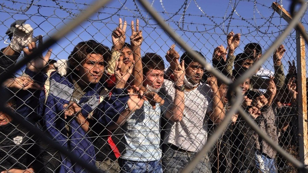 Guardian: Πού πήγαν τα λεφτά που πήραν οι Έλληνες για το προσφυγικό;