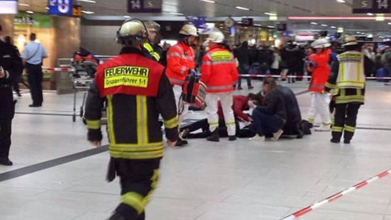 Άνδρας σε κατάσταση αμόκ έσπειρε τον τρόμο στο σταθμό του Ντίσελντορφ