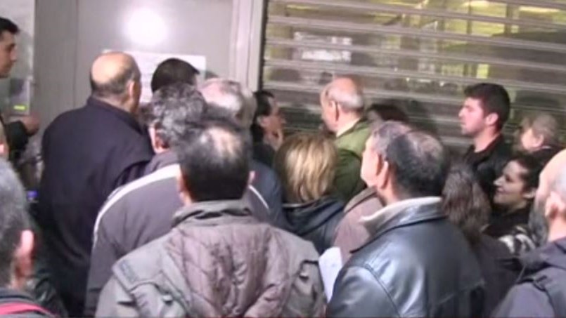 Ένταση έξω από τα κεντρικά γραφεία της ΔΕΗ – ΒΙΝΤΕΟ