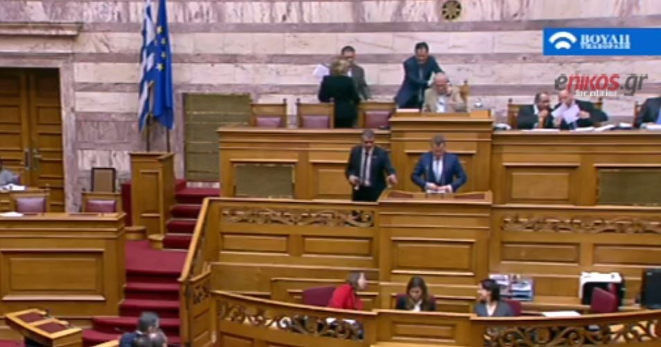 Τι ψιθύρισε στο αυτί του Κακλαμάνη ο Άδωνις και το έπιασε το μικρόφωνο – ΒΙΝΤΕΟ