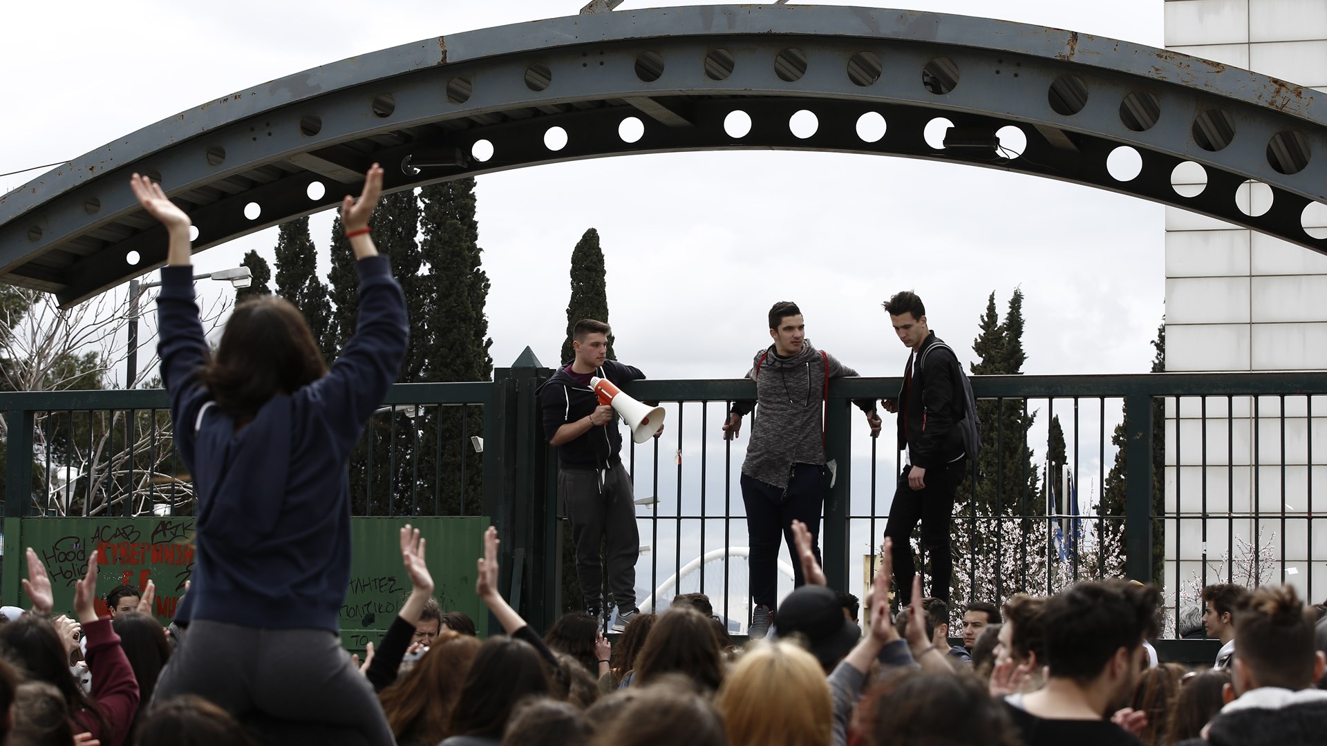 Συγκέντρωση μαθητών έξω από το υπουργείο Παιδείας – ΦΩΤΟ