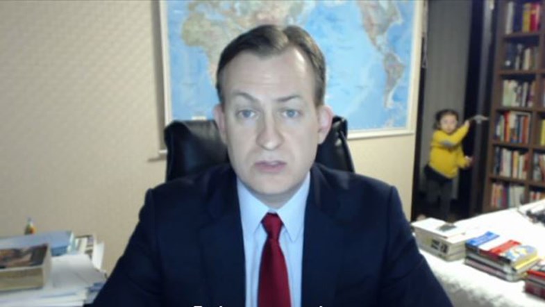 Όταν ο μπαμπάς σου είναι live στο BBC αλλά εσύ δεν μπορείς να περιμένεις – ΒΙΝΤΕΟ