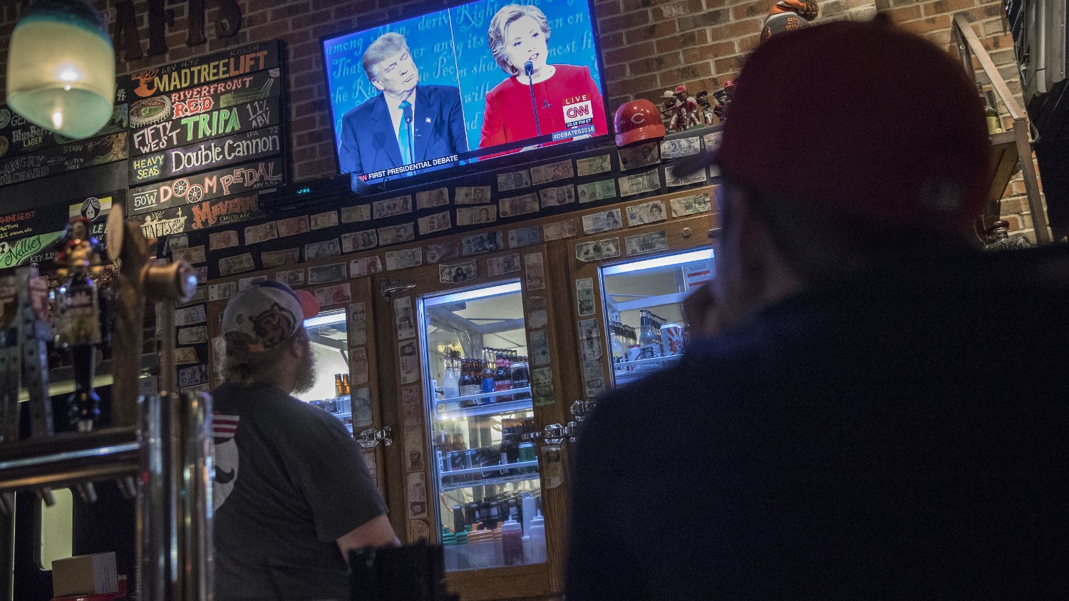 Ποιος σταρ του Χόλιγουντ ετοιμάζει σίριαλ για την προεκλογική μάχη Τραμπ – Κλίντον – ΦΩΤΟ