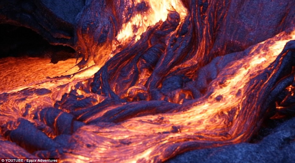 Εντυπωσιακές εικόνες από ηφαίστειο που βγάζει μπλε λάβα – ΒΙΝΤΕΟ – ΦΩΤΟ
