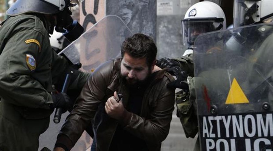 Αγρότης από την Κρήτη καταγγέλλει: Τα ΜΑΤ με έδερναν και με έβριζαν