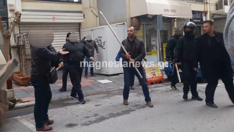 Ένταση στον Βόλο – Με ρόπαλα στα χέρια φυγαδεύτηκαν Ηλιόπουλος και Κασιδιάρης – ΒΙΝΤΕΟ