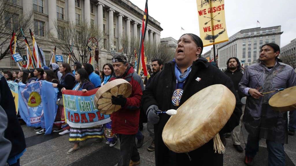 ΗΠΑ: Διαδήλωση ιθαγενών στον Λευκό Οίκο εναντίον της κατασκευής πετρελαιαγωγού