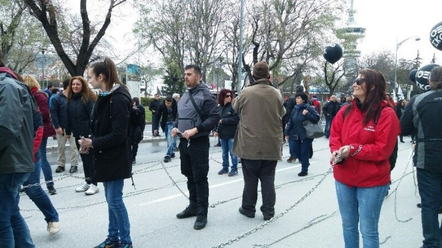 Κάνουν αλυσοδεμένοι πορεία κατά της εξόρυξης χρυσού – ΦΩΤΟ – ΒΙΝΤΕΟ