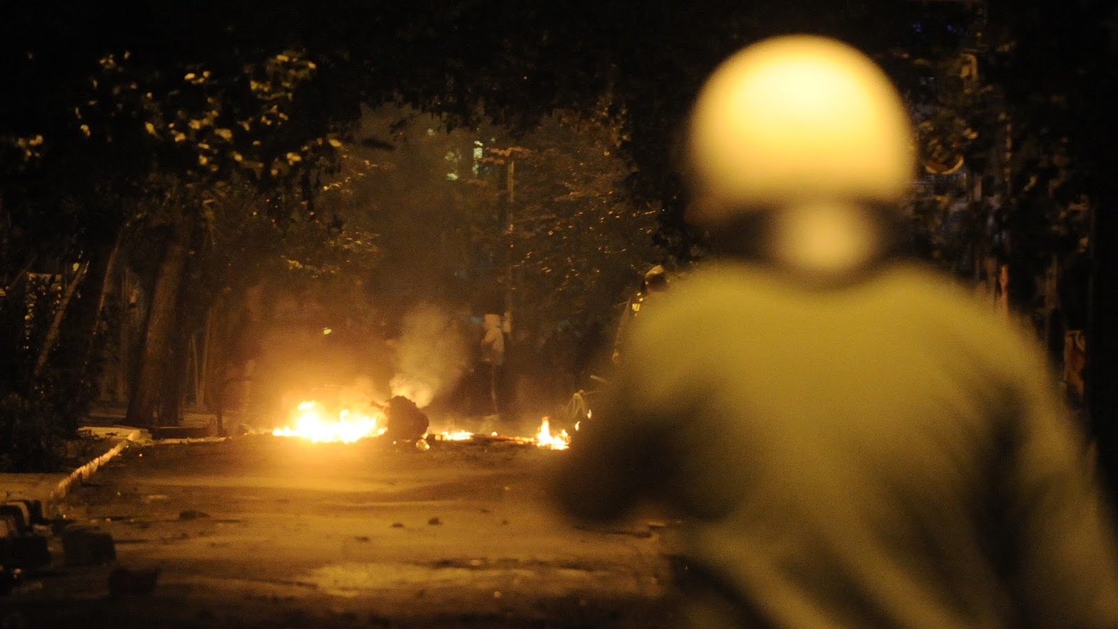 Επίθεση σε διμοιρία των ΜΑΤ στη Χαριλάου Τρικούπη