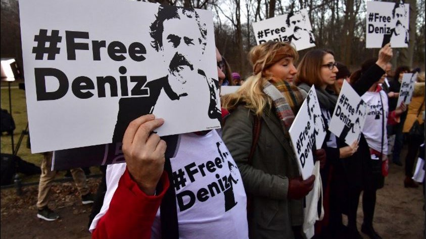 Τούρκοι δημοσιογράφοι διαδήλωσαν υπέρ των φυλακισμένων συναδέλφων τους – ΦΩΤΟ