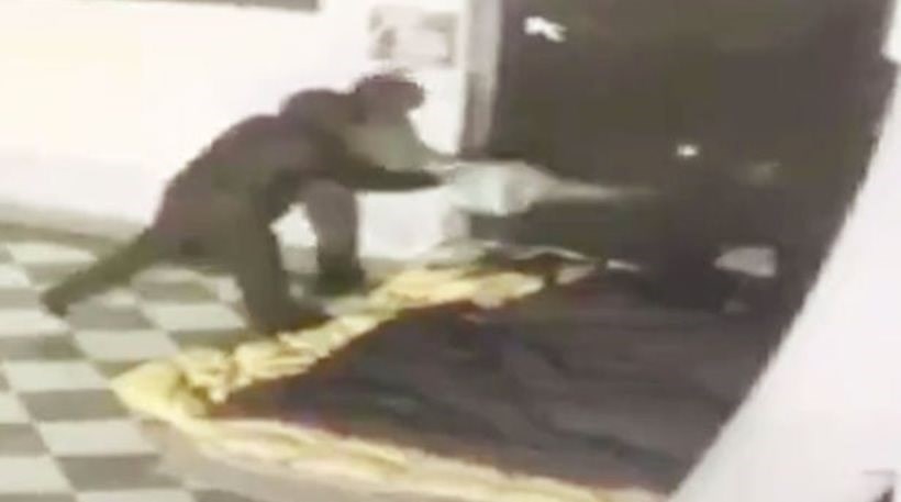 Φρίκη στο Παλέρμο – Έκαψε τον άστεγο γιατί νόμιζε ότι είχε δεσμό με τη γυναίκα του – ΒΙΝΤΕΟ