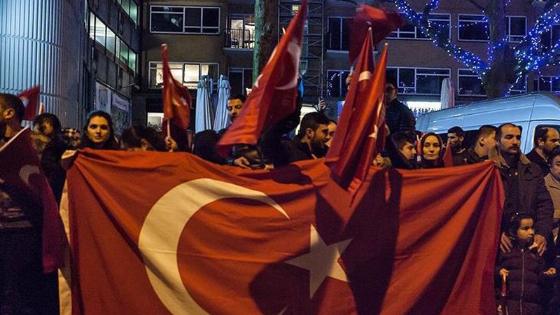 Τεταμένο το κλίμα στο Ρότερνταμ –  Εκατοντάδες διαδηλωτές έξω από το τουρκικό προξενείο – ΦΩΤΟ