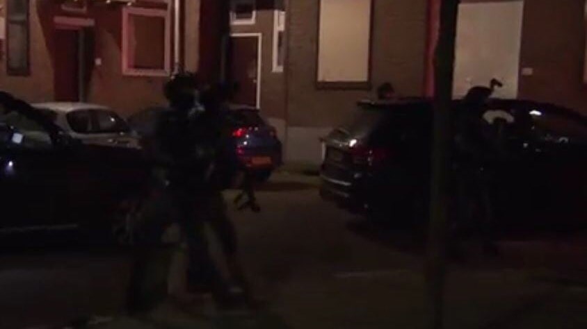Συναγερμός στο Ρότερνταμ – Πάνοπλοι αστυνομικοί έξω από το τουρκικό προξενείο