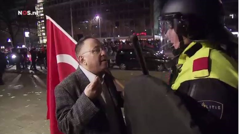 Ρότερνταμ – Αστυνομική επιχείρηση για την απομάκρυνση των διαδηλωτών έξω από το τουρκικό προξενείο