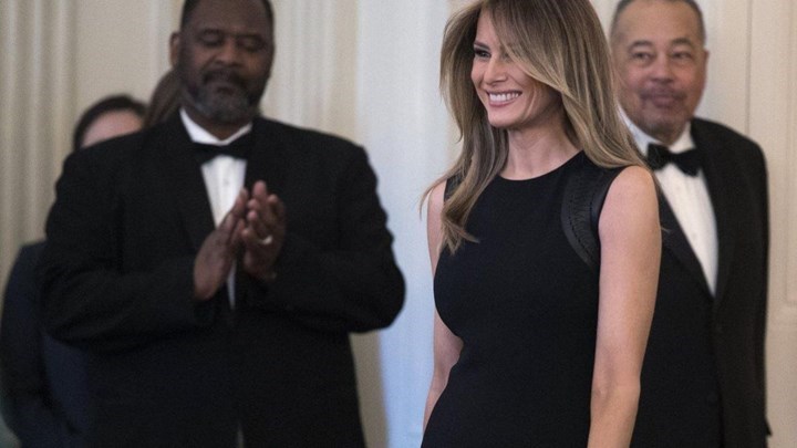 H Μελάνια επισκίασε τον Ντόναλντ Τραμπ σε σπάνια εμφάνιση στον Λευκό Οίκο