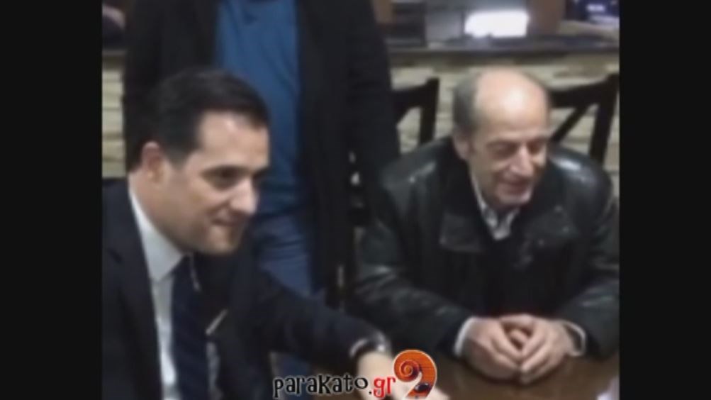 Ο Άδωνις παίζει πρέφα σε καφενείο της Νεμέας – ΒΙΝΤΕΟ