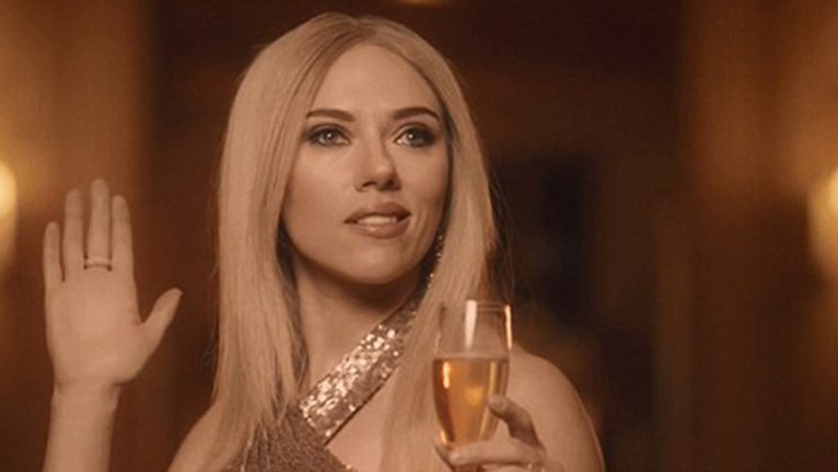 Η Σκάρλετ Γιόχανσον υποδύεται την… Ιβάνκα Τραμπ – ΒΙΝΤΕΟ