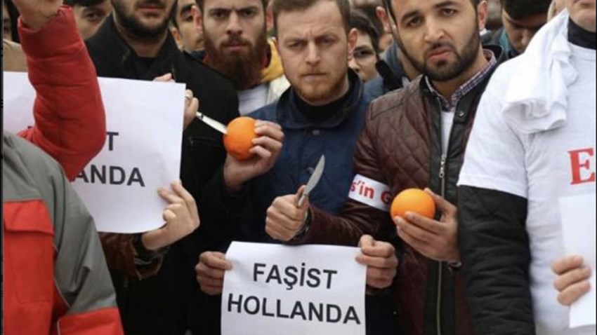 Τούρκοι μαχαιρώνουν… πορτοκάλια για να εκδικηθούν την Ολλανδία – ΦΩΤΟ