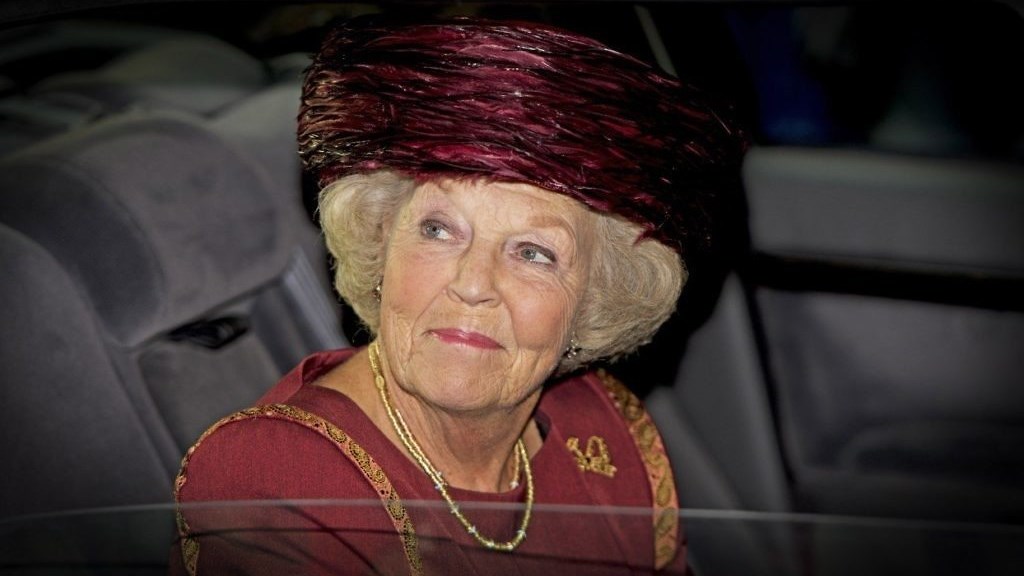 Η βασίλισσα της Ολλανδίας καθαρίζει την παιδική χαρά… με στολή εργασίας – ΦΩΤΟ