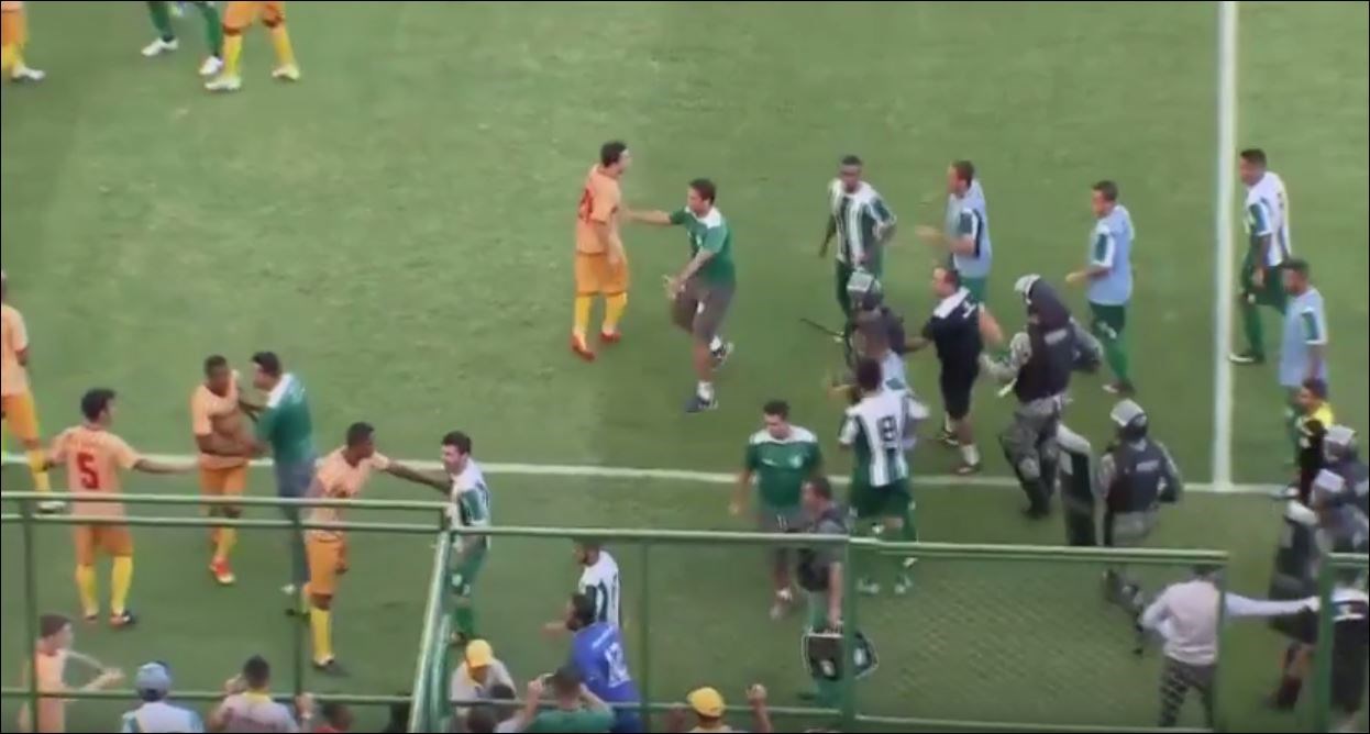 Άγριο ξύλο μεταξύ ποδοσφαιριστών και οπαδών σε αγώνα πρωταθλήματος – ΒΙΝΤΕΟ