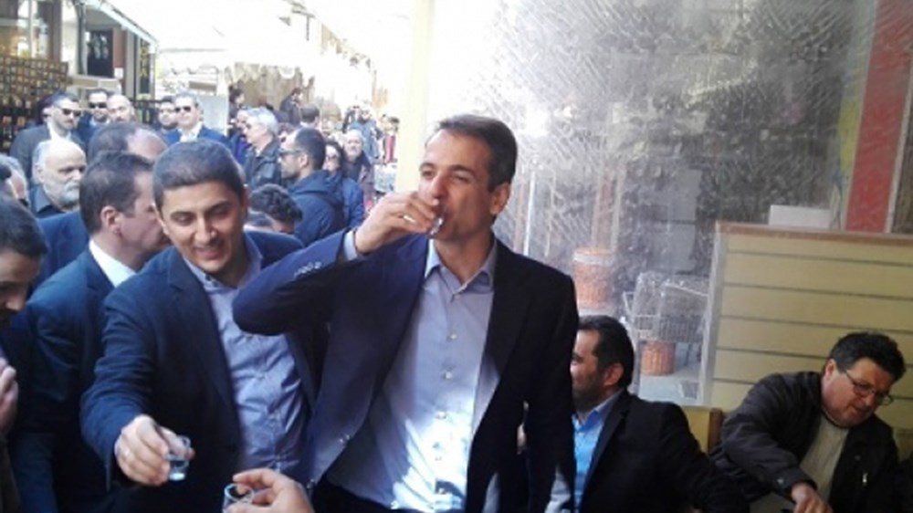 Οι ρακές του Μητσοτάκη στο Ηράκλειο Κρήτης – ΦΩΤΟ