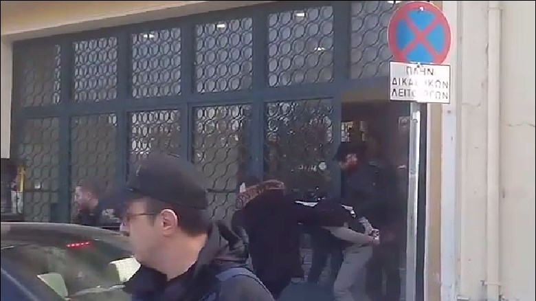 Η έξοδος του ειδικού φρουρού από το Δικαστικό Μέγαρο Καστοριάς – ΒΙΝΤΕΟ