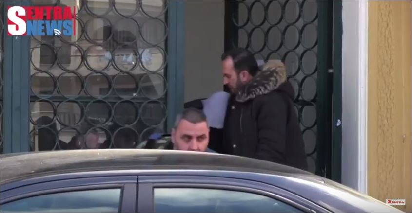 Φυγαδεύτηκε από τα δικαστήρια ο ειδικός φρουρός – ΝΕΟ ΒΙΝΤΕΟ