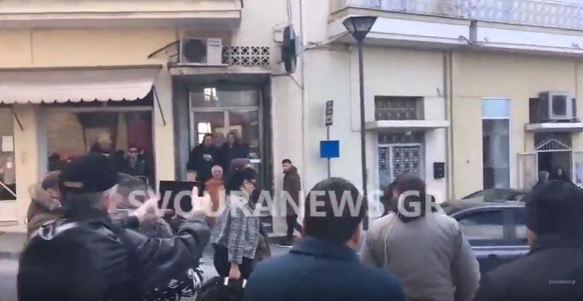 Η αποχώρηση των γονέων του ειδικού φρουρού από τα δικαστήρια  – ΒΙΝΤΕΟ