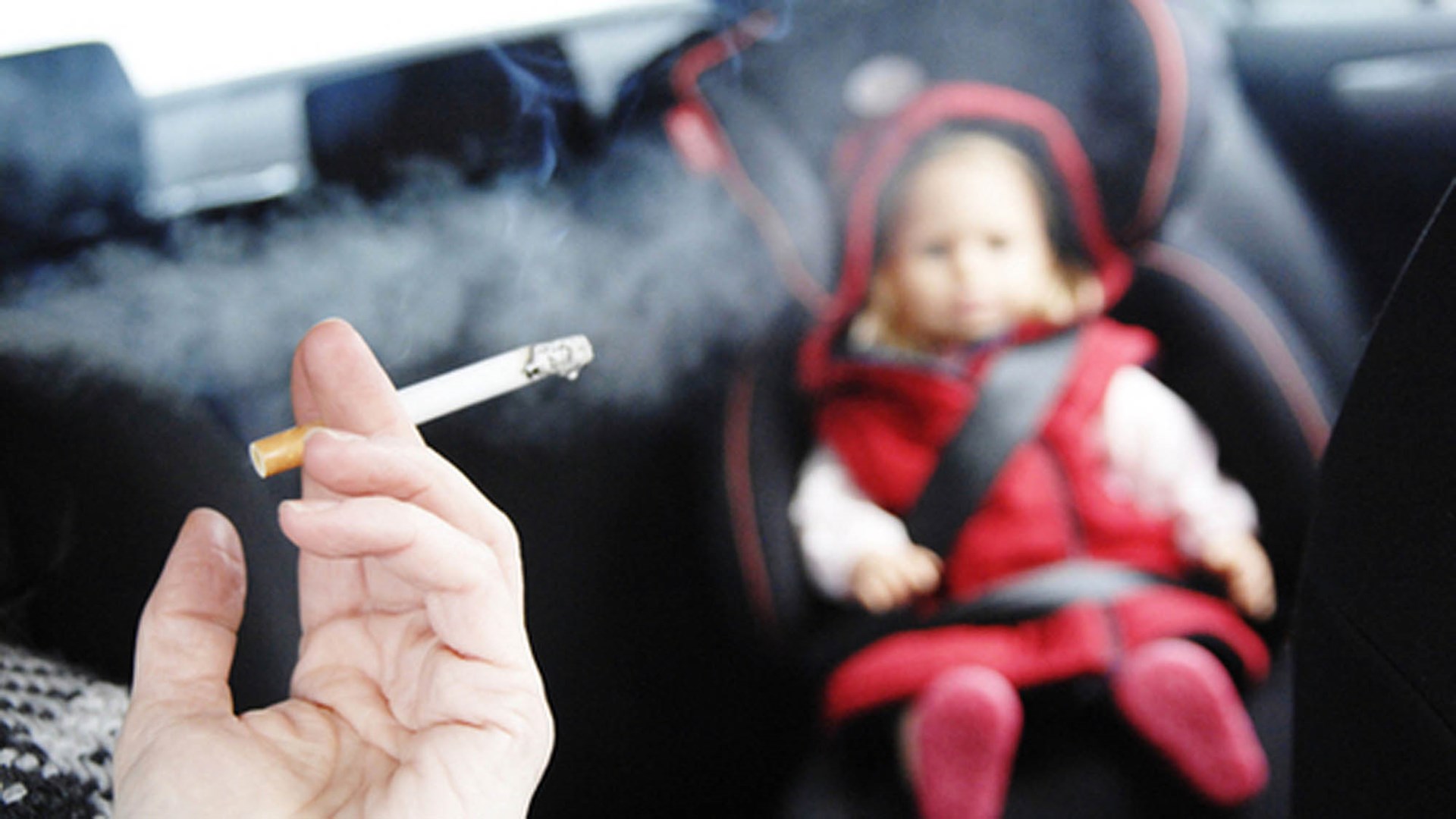 Τσουχτερά πρόστιμα για το κάπνισμα στο αυτοκίνητο παρουσία παιδιών – ΒΙΝΤΕΟ