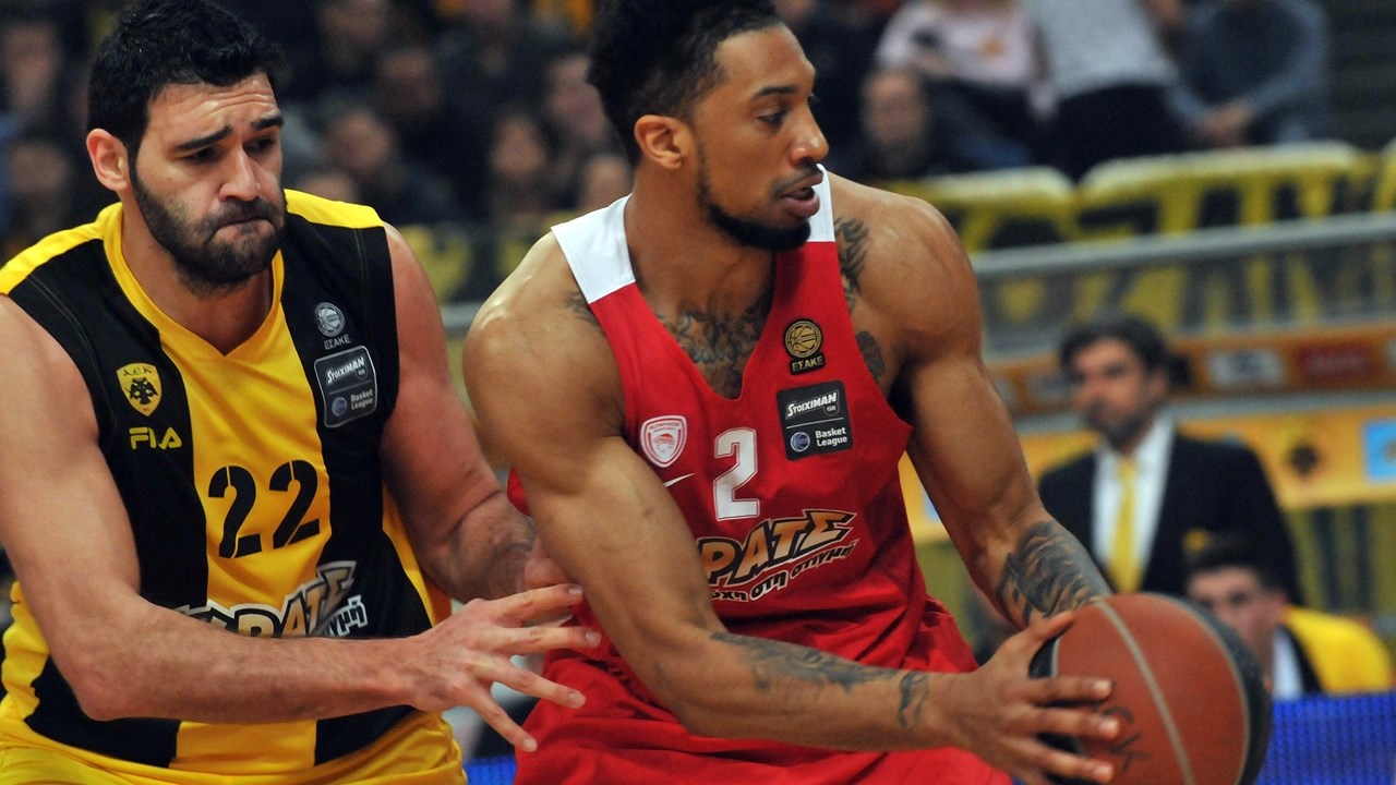 Ο Ολυμπιακός νίκησε την ΑΕΚ και “κλείδωσε” το πλεονέκτημα