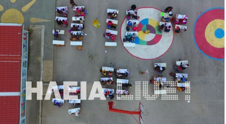 Αυτό είναι το σχολείο που οι μαθητές κάνουν μάθημα στο προαύλιο – ΦΩΤΟ