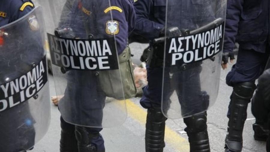 Νέα επίθεση με μολότοφ σε διμοιρία ΜΑΤ στη Χαριλάου Τρικούπη
