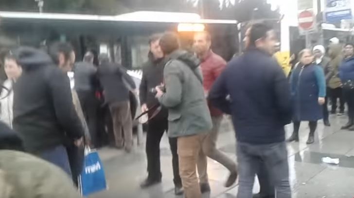 Τουρκία – Επιτέθηκαν σε Νορβηγό δημοσιογράφο γιατί τον πέρασαν για Ολλανδό – BINTEO