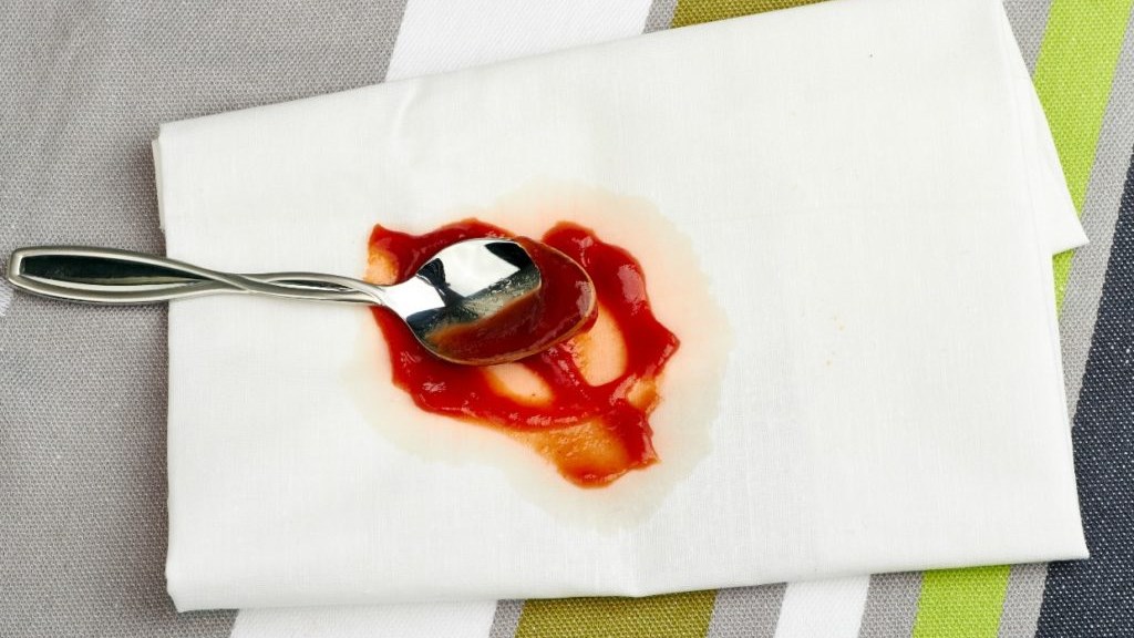 Λεκές από σάλτσα στον καναπέ: Με αυτό το κόλπο θα τον ξεφορτωθείτε