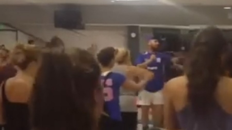 Παίκτης του Survivor κάνει αερόμπικ με ηπειρωτικά τραγούδια – ΒΙΝΤΕΟ