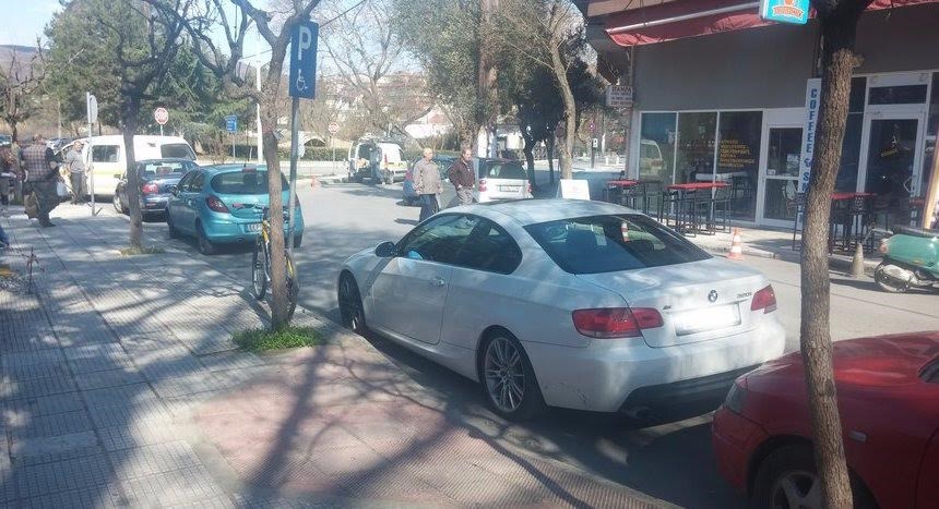 Σάλος με τον αντιδήμαρχο που πάρκαρε σε χώρο στάθμευσης ΑμεΑ – ΦΩΤΟ