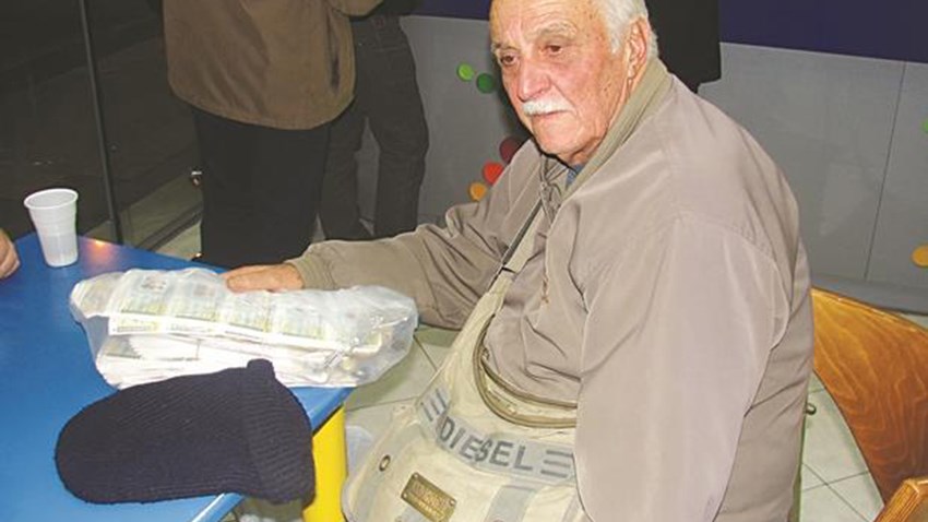 Χρεωμένος λαχειοπώλης βρήκε πορτοφόλι με 1200 ευρώ και το επέστρεψε