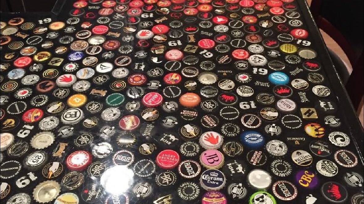 Μάζευε 5 χρόνια καπάκια για να διακοσμήσει τον πάγκο στην κουζίνα του – ΦΩΤΟ